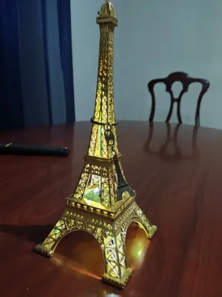 Torre Eiffel Dorada con Luz LED