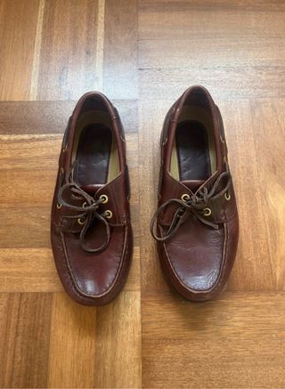 Sapatos de vela castanhos