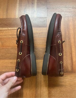 Sapatos de vela castanhos