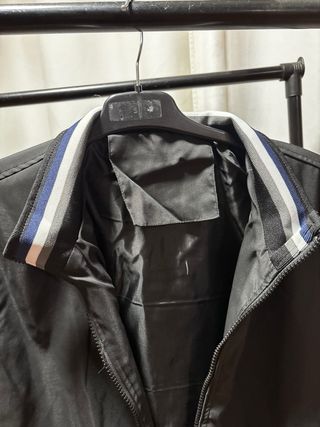 Chaqueta impermeable negra