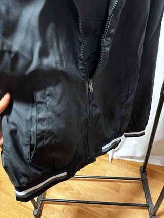 Chaqueta impermeable negra