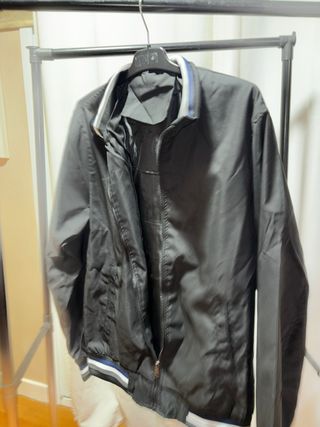Chaqueta impermeable negra