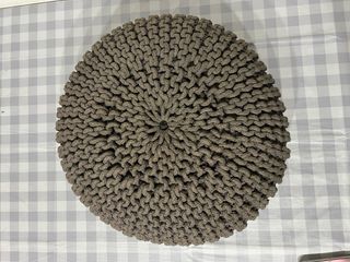 Pouf poggiapiedi lavorato a maglia