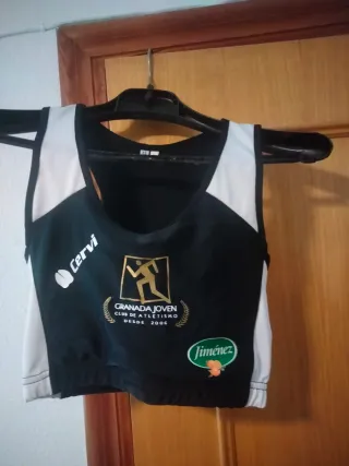 Top deportivo Cervi negro y blanco talla M