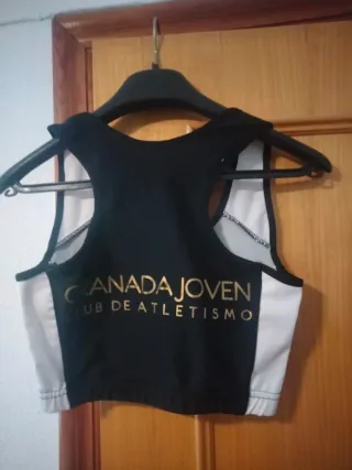 Top deportivo Cervi negro y blanco talla M