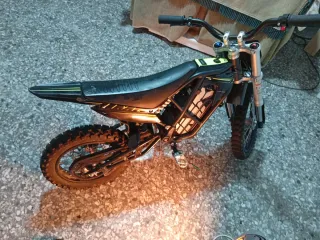 Son eléctricas 2 una verde y otra maranja o cambio