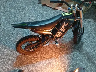 Son eléctricas 2 una verde y otra maranja o cambio