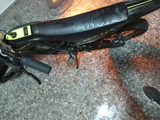 Son eléctricas 2 una verde y otra maranja o cambio