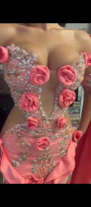 Vestido de fiesta con piedras y flores