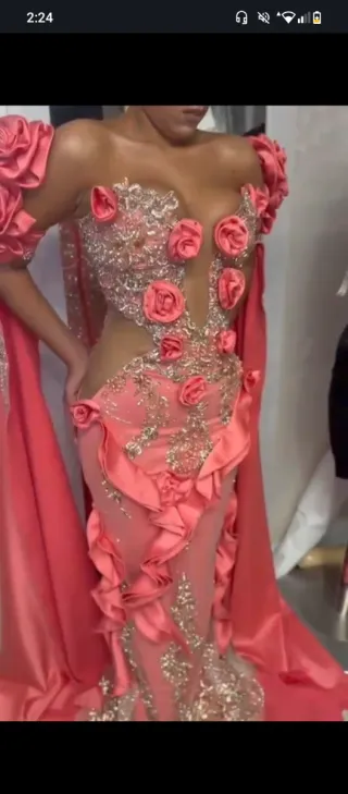 Vestido de fiesta con piedras y flores