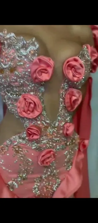 Vestido de fiesta con piedras y flores