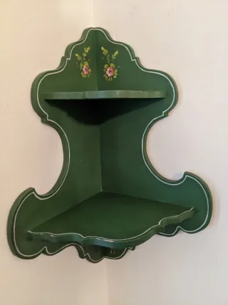 Mensola angolare vintage decorata