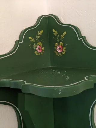 Mensola angolare vintage decorata