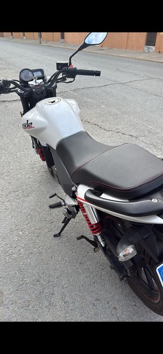 KSR Code Moto Negra y Blanca