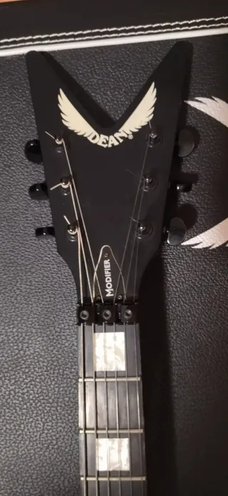 Guitarra Dean ML Modifier com estojo oficial