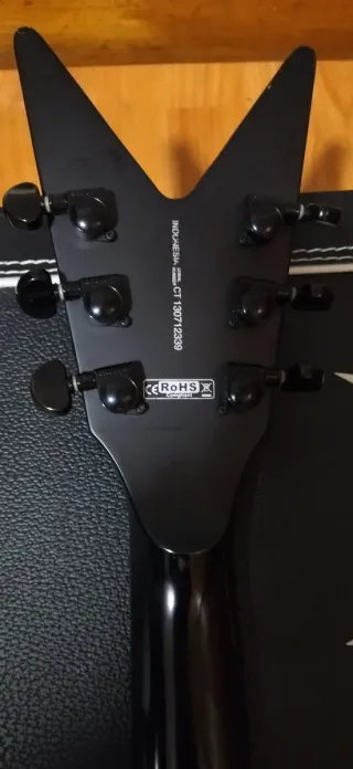 Guitarra Dean ML Modifier com estojo oficial