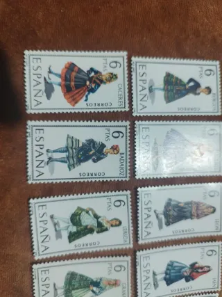Lote 14 sellos España trajes populares
