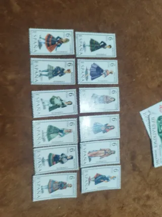 Lote 14 sellos España trajes populares