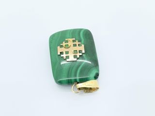 colgante oro 14k con piedra con malaquita
