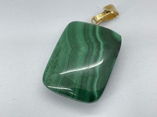 colgante oro 14k con piedra con malaquita