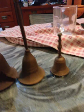 Antiche campanelle in metallo