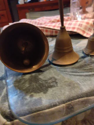 Antiche campanelle in metallo