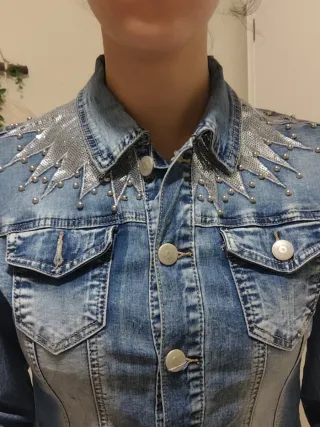 Chaqueta vaquera con estrellas plateadas