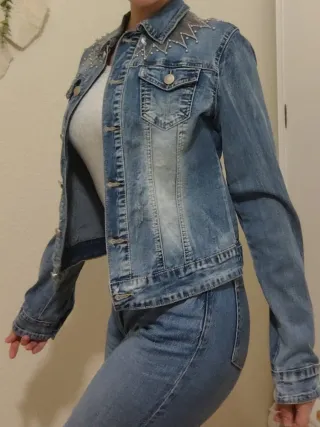 Chaqueta vaquera con estrellas plateadas