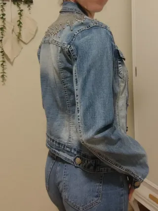 Chaqueta vaquera con estrellas plateadas