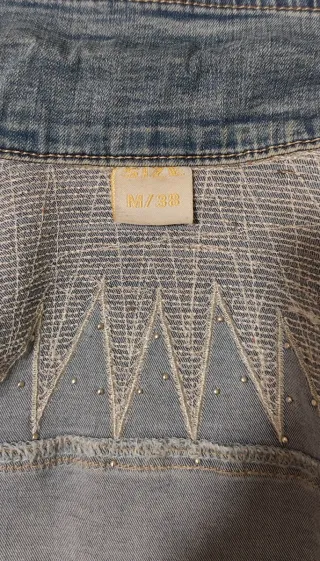 Chaqueta vaquera con estrellas plateadas