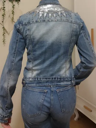 Chaqueta vaquera con estrellas plateadas