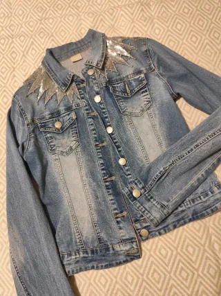 Chaqueta vaquera con estrellas plateadas
