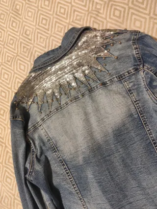 Chaqueta vaquera con estrellas plateadas