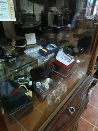 Vitrina expositor de castaño con cristal espejo