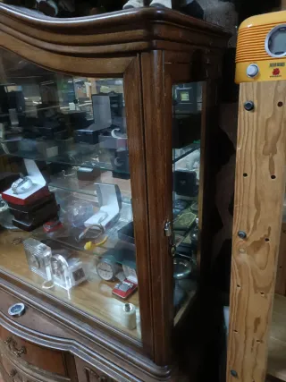 Vitrina expositor de castaño con cristal espejo