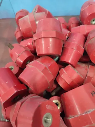 Isolatori distanziali rossi