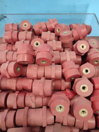 Isolatori distanziali rossi