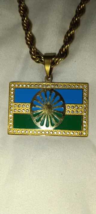 Collar con colgante bandera gitana y circonitas