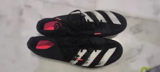 Zapatillas de clavos Adidas negras y blancas