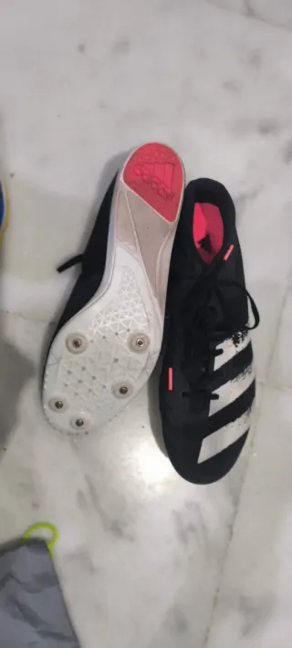 Zapatillas de clavos Adidas negras y blancas