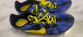 Zapatillas de clavos Adidas negras y blancas