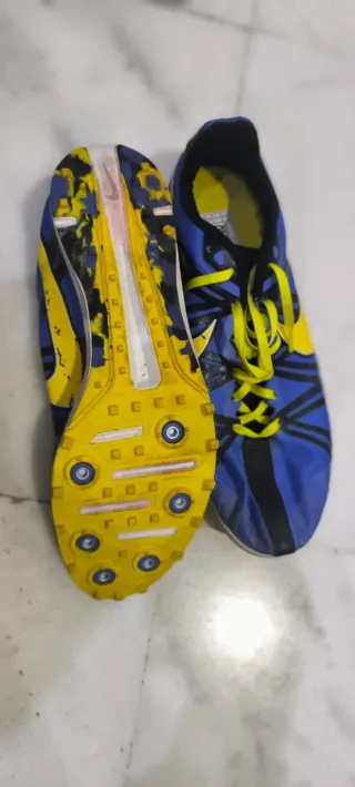 Zapatillas de clavos Adidas negras y blancas