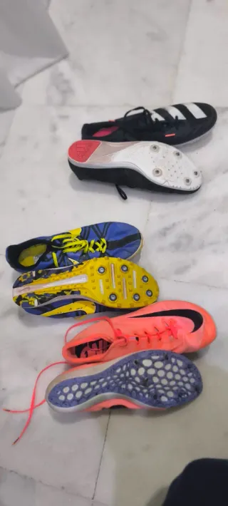 Zapatillas de clavos Adidas negras y blancas