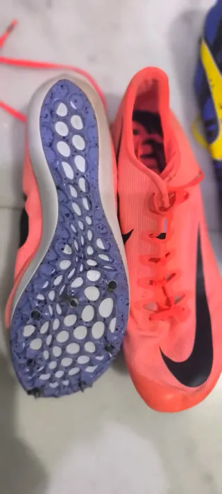 Zapatillas de clavos Adidas negras y blancas