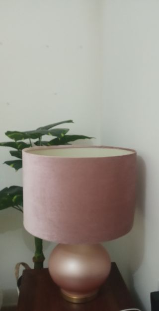 Lámpara de mesa rosa y dorada