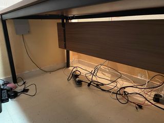 Mesa de oficina con cajonera y silla