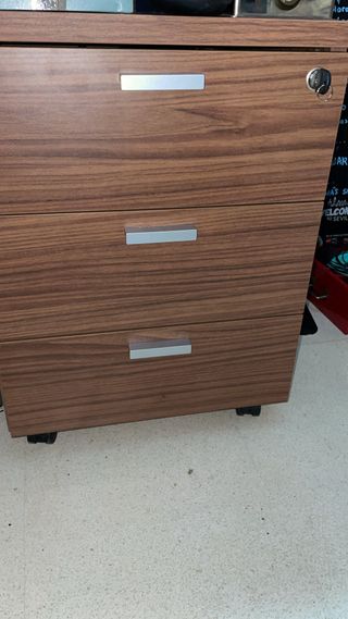 Mesa de oficina con cajonera y silla