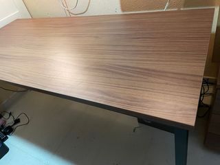 Mesa de oficina con cajonera y silla