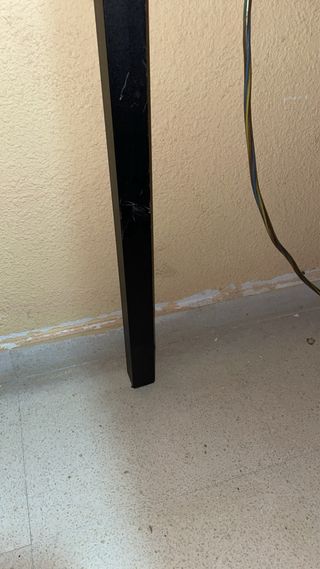 Mesa de oficina con cajonera y silla