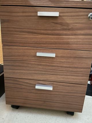 Mesa de oficina con cajonera y silla